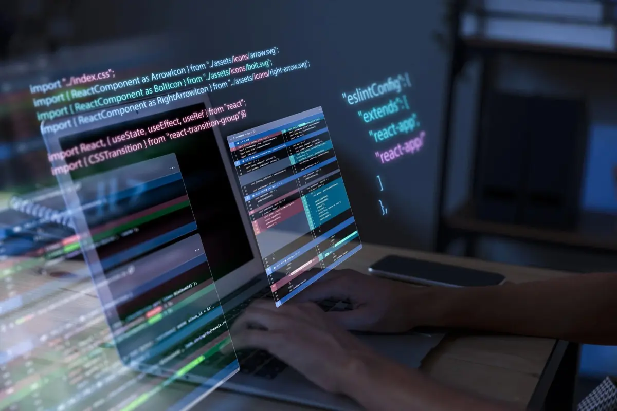Código de automação projetado sobre a tela de um notebook enquanto alguém digita